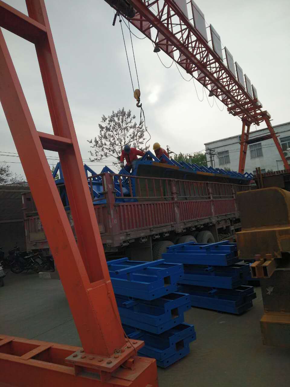 河南鋼模板廠家:中鐵七局護欄發(fā)貨中