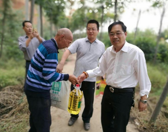 偉志鋼模板董事長來保軍雙節(jié)扶貧