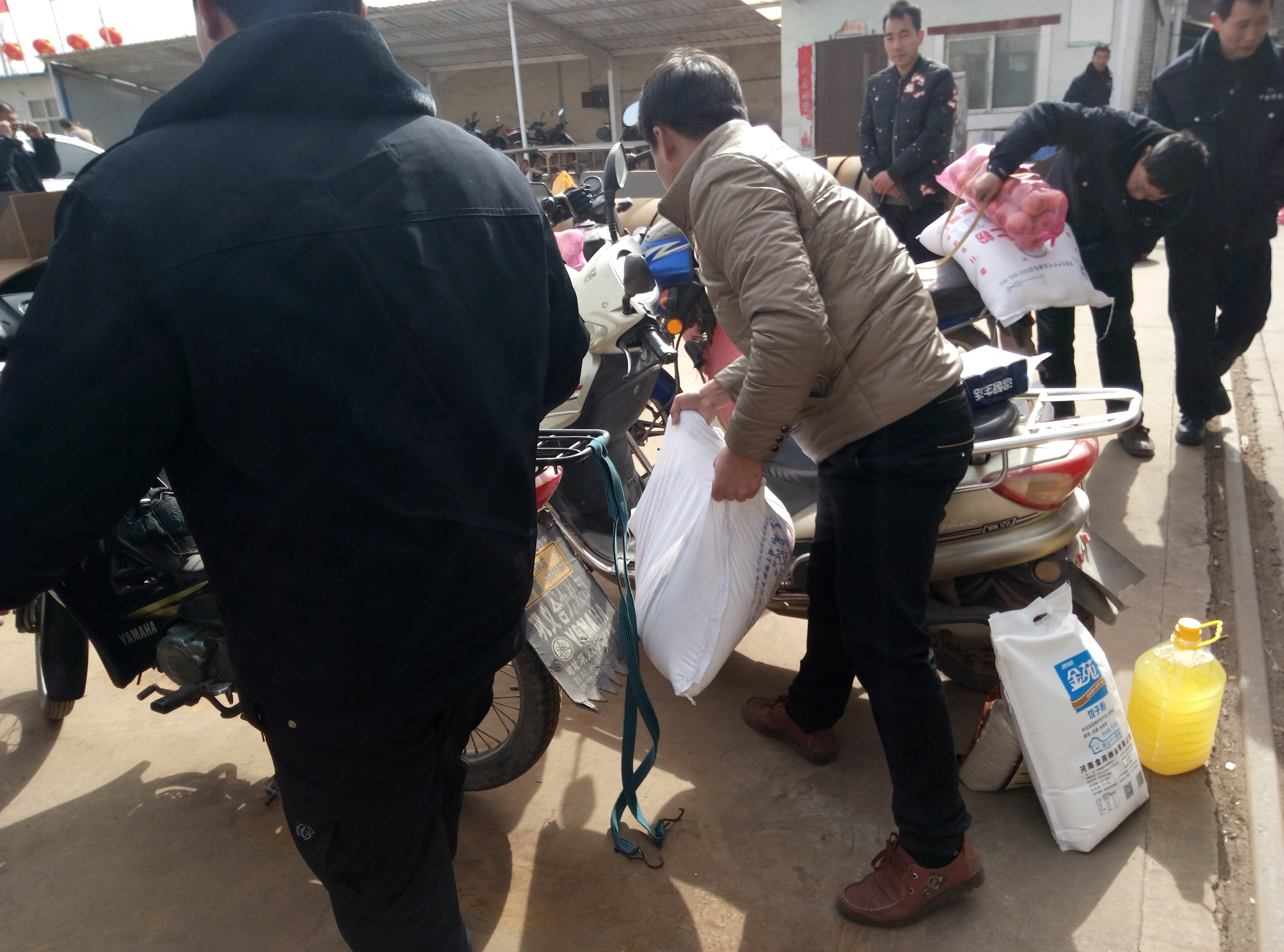 河南鋼模板廠家給員工發放過節福利